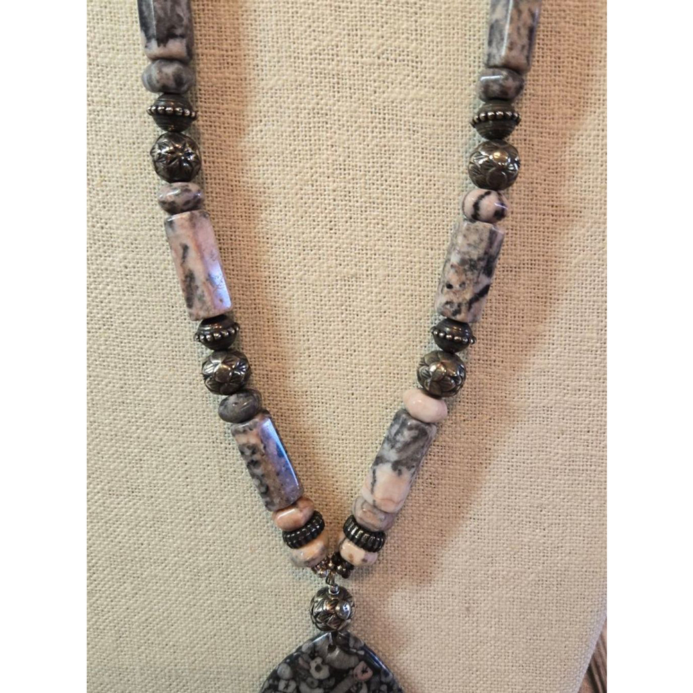 Pink and Black Beaded Necklace with Pendant Beautiful Colors Hand Made (046) - Picture 3 of 6